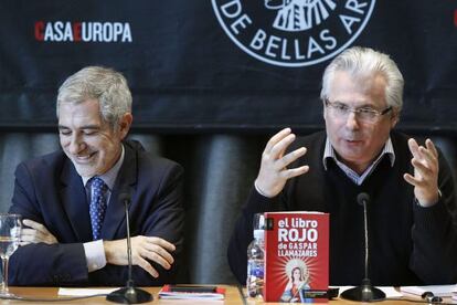 Garz&oacute;n (derecha) y Llamazares, en la presentaci&oacute;n del libro del diputado de IU.