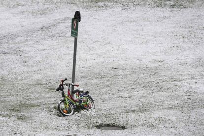 Bicicletas infantiles en un parque nevado en Nesselwang (Alemania), el 16 de abril de 2017.