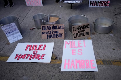 Ollas vacías en una protesta contra Milei, el 29 de mayo en Buenos Aires.
