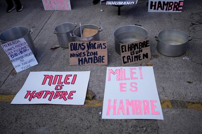 Ollas vacías en una protesta contra Milei, el 29 de mayo en Buenos Aires.