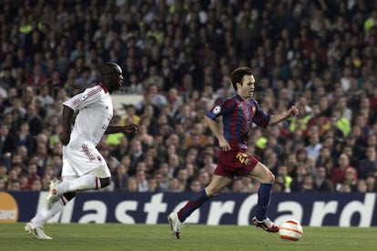 Iniesta conduce la pelota ante Seedorf en un partido contra el Milan en 2006.