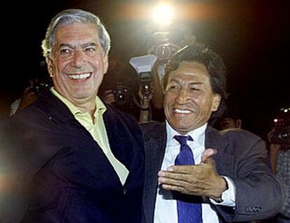 Alejandro Toledo (derecha), junto a Vargas Llosa durante el cierre de campaña en Lima.