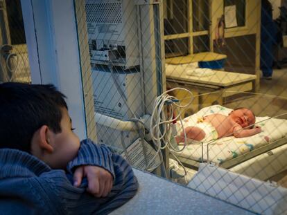 Los padres deben ayudar a los hermanos mayores a participar en el cuidado del recién llegado.