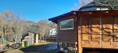 El exterior de una de las cabañas que sirven de escuela en Caneto (Huesca).