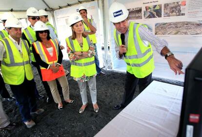 El presidente de Sacyr explica a la ministra de Fomento las obras del Canal