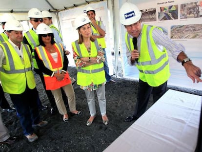 El presidente de Sacyr explica a la ministra de Fomento las obras del Canal