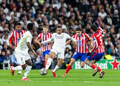 Mbappé conduce el balón entre varios jugadores del Atlético.