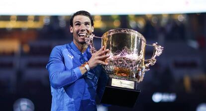 Nadal posa con el trofeo de campe&oacute;n en Pek&iacute;n.