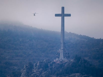 Llegada de un helicóptero al Valle de los Caídos, el día de la exhumación de los restos del dictador Franco, el 24 de octubre de 2019.