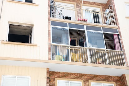 Vista de la vivienda incendiada esta madrugada en Zaragoza, que ha causado un herido grave, un niño de 5 años.