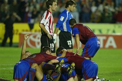 Los jugadores del Levante celebran su triunfo ante el Athletic.