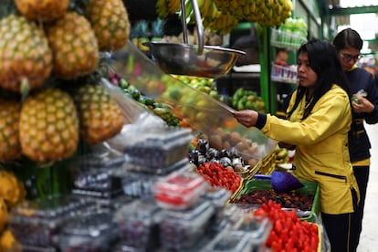 Mujeres trabajan en la plaza de mercado de Paloquemao, en Bogotá, Colombia, el 16 de enero de 2025.