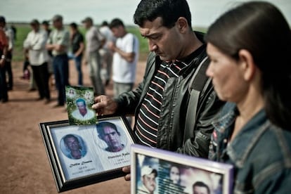 Un grupo de familiares en el campamento de Curuguaty lucha por la liberación de doce campesinos imputados por las 17 muertes ocurridas durante un desalojo policial de los sin tierra.