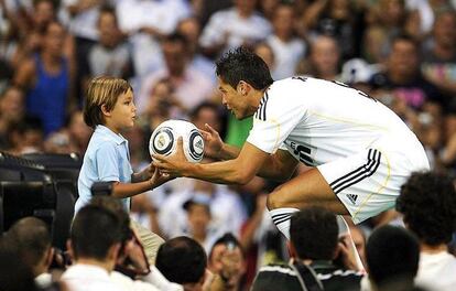 Borja Gómez-Montejano junto a Cristiano durante la presentación del futbolista portugués como jugador del Real Madrid en 2009.