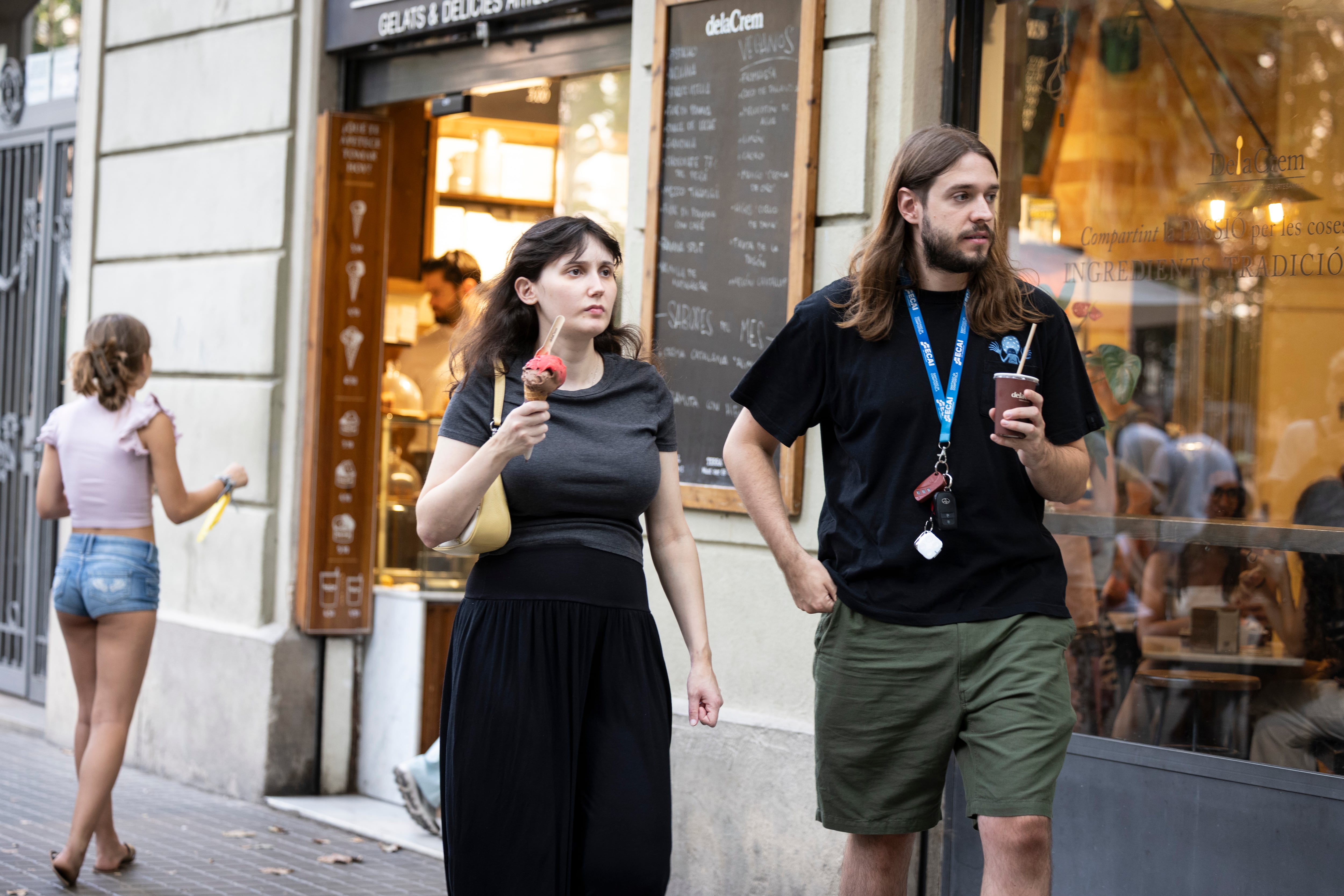 Dos personas con helados en una heladería de Barcelona, el martes.