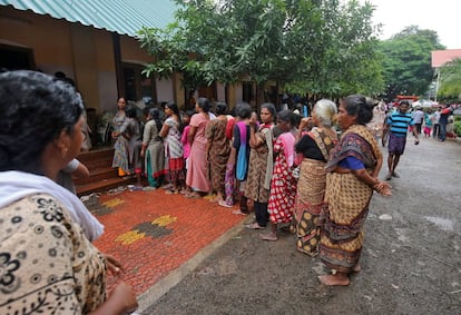 Residentes desplazados hacen cola para recibir ayuda humanitaria en un campamento en Kerala, el 20 de agosto de 2018.