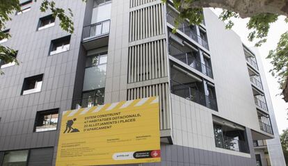 Promoció de pisos públics de l'Ajuntament de Barcelona al carrer Tànger.
