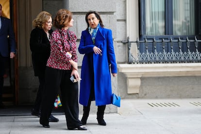 La ministra de Defensa, Margarita Robles (derecha) a su salida del Congreso este miércoles, día en el que las Cortes celebraban el 45º aniversario de la Constitución.