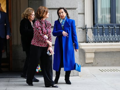 La ministra de Defensa, Margarita Robles (derecha) a su salida del Congreso este miércoles, día en el que las Cortes celebraban el 45º aniversario de la Constitución.