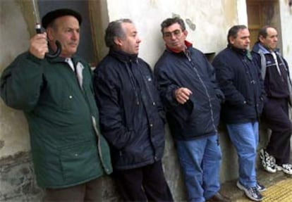 Marineros de Malpica (A Coruña) afectados por la prohibición decretada por la Xunta, ayer en el puerto.