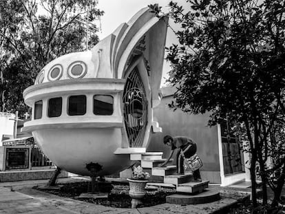 El Cementerio General de Cochabamba está plagado de esculturas. Preciosas y diferentes. Este mausoleo en forma de nave espacial es seguramente uno de los más llamativos. Al pasear por el recinto y hablar con los chicos sobre su vida, en seguida te llevan a ver esta particular tumba.