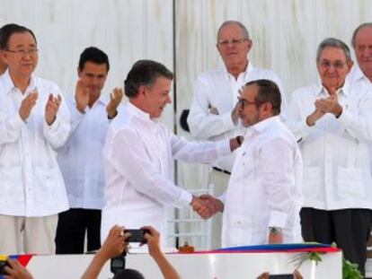 El Gobierno y las FARC firman el acuerdo que pone fin a 52 años de guerra ante el respaldo unánime de la comunidad internacional