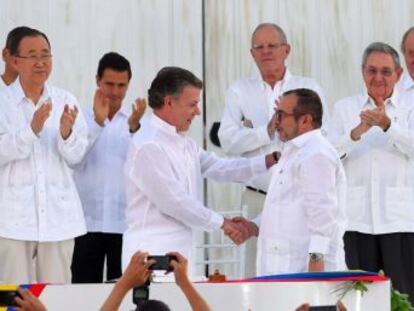 El Gobierno y las FARC firman el acuerdo que pone fin a 52 años de guerra ante el respaldo unánime de la comunidad internacional