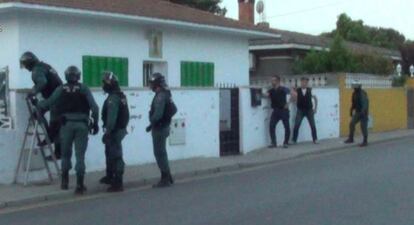 Guardias civiles durante la detenci&oacute;n en la vivienda de uno de los supuestos autores de los robos