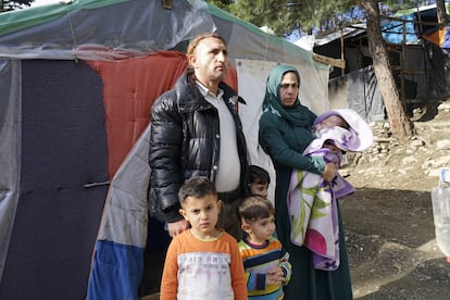 Una familia refugiada en Lesbos, en condiciones infrahumanas a las que ahora se suma el intenso frío del invierno.