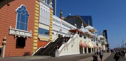 El m&iacute;tico paseo mar&iacute;timo de Atlantic City, con el casino Showboat. 