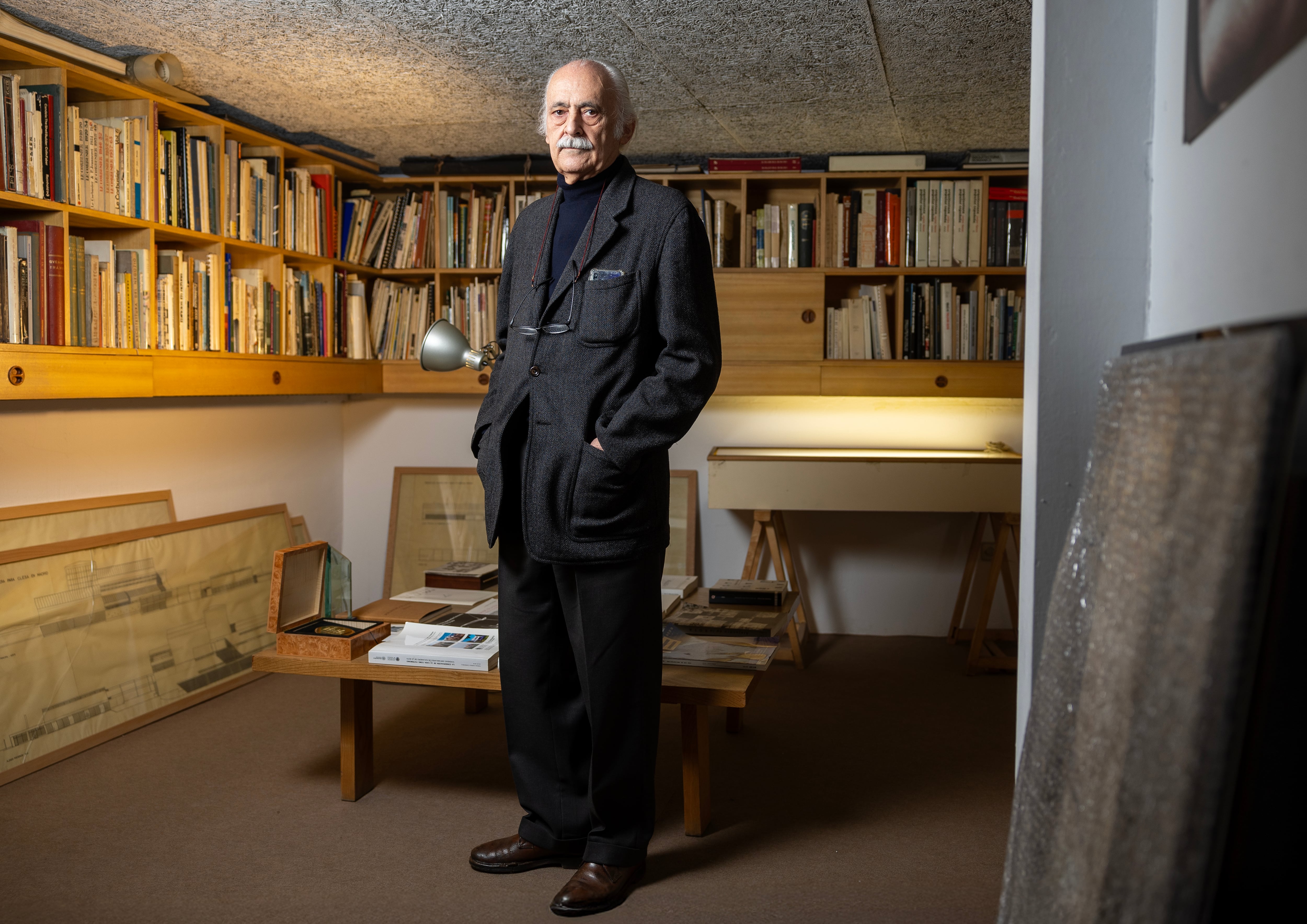 El arquitecto Víctor López Cotelo, en el estudio de Alejandro de la Sota en Madrid. 