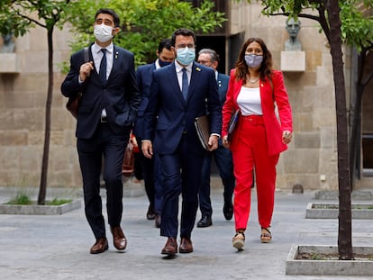 El presidente de la Generalitat, Pere Aragonès, entre su vicepresidente, Jordi Puigneró, y la consejera de la Presidencia, Laura Vilagrà, a su llegada a la reunión semanal del Gobierno catalán, este martes.