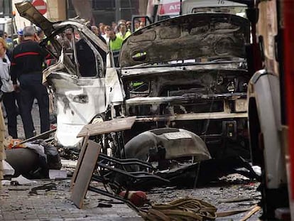 La furgoneta cargada de material pirotécnico, reducida a un amasijo de hierro tras la explosión.