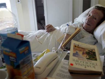 Una paciente británica se recupera de una operación de cadera en el hospital comarcal de Marbella.