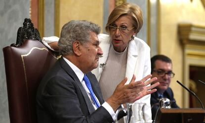 La líder de UPyD, Rosa Díez, conversa con el presidente del Congreso de los Diputados, Jesús Posada, quien parece por su gesto restarle importancia al comentario.