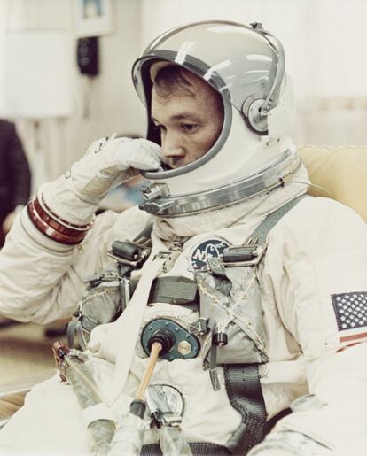 ollins se ajusta el casco de su traje espacial en la sala de preparación de Cabo Kennedy, en Florida, antes de la misión Gemini 10 de la NASA, en julio de 1966.