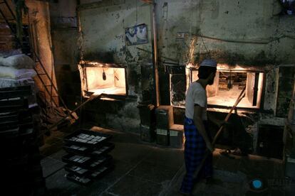 De estos hornos ilegales salen las galletas que se venden en todos los comercios de la metrópolis india.