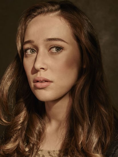 Alycia Debnam-Carey (Sydney, 1993) começou sua carreira artística como percussionista. É uma apaixonada pela bateria e, durante sua estadia em Vancouver para gravar Fear The Walking Dead, reservou um tempo para dar algumas aulas e não enferrujar. Seu pai era músico e ela adora o baterista de jazz Max Roach (“Com ele aprendi como você pode ser musical sendo baterista”), Ray Charles, Count Basie, Ela Fitzgerald, Dinah Washington e, acima de tudo, Steely Dan. Só depois chegou à carreira de atriz, que já a levou a trabalhos como The 100 e agora Fear. <p>Debnam-Carey interpreta Alicia (desta vez com i em vez de y), a filha adolescente de Madison Clark (Kim Dickens) e irmã do problemático Nick (Frank Dillane). “É um pouco a menina de ouro. Vai bem no colégio, futuramente se imagina na universidade e é bastante autossuficiente", conta ela sobre a personagem. Do que Alicia Clark mais tem medo? “Acho que o mais duro para ela nos primeiros episódios é deixar-se levar, é difícil para ela processar este mundo que muda”, afirma. “Há muitos motivos no roteiro e na série sobre a que você pode se agarrar, e de repente perceber que as coisas não são permanentes”. <p>A atriz reconhece que não havia visto a série original, The Walking Dead, mas que devorou as cinco temporadas em apenas cinco semanas quando conseguiu o papel em Fear.