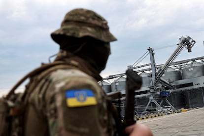 Un militar ucranio frente a los silos de cereales del puerto de Odesa, en el mar Negro, el pasado 29 de julio.