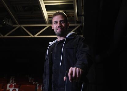 El actor Selu Nieto posando en el Teatro Sala Cuarta Pared.