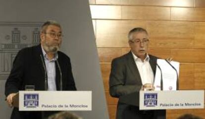 Los secretarios generales de UGT y CCOO, Cándido Méndez (i) e Ignacio Fernández Toxo, durante la rueda de prensa. EFE/Archivo