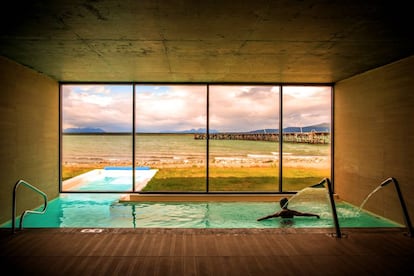 Las ruinas descalabradas de un frigorífico entre los hielos de la Patagonia chilena, a orillas del seno de Última Esperanza, alumbran un proyecto tan exclusivo como enigmático de los hermanos Sahli. Es, probablemente, el hotel más arquitectónico de América. Un ascensor de cremallera desciende por la ladera hasta el alvéolo de la no-recepción, lo disruptivo elevado al nuevo canon de la hospitalidad. Puerto Bories, s/n (Puerto Natales, Chile). Teléfono: +56 61 2722030. www.thesingular.com