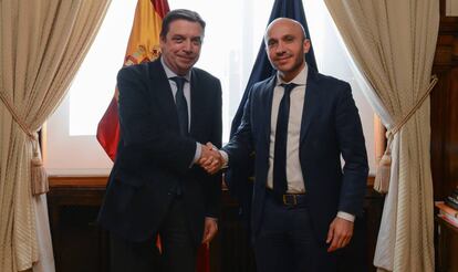 El ministro de Agricultura, Pesca y Alimentación, Luis Planas , junto al consejero delegado de Carrefour en España, Rami Baitiéh, tras su reunión de ayer.