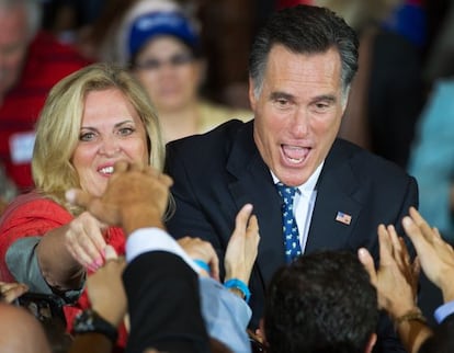 Romney, con su mujer Ann, tras declarar su victoria en las primarias de Florida el 31 de enero