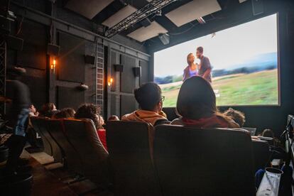 Personas miran una película en una sala del Cine Tonalá.