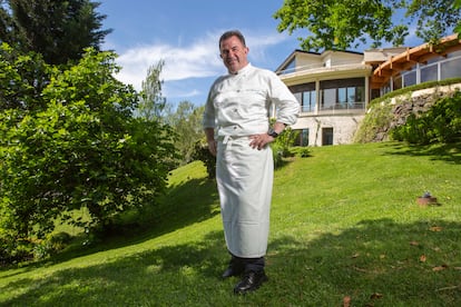 Martín Berasategui posa el día 3 de mayo delante del restaurante de Lasarte-Oria (Gipuzkoa) que lleva su nombre.