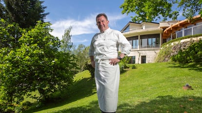 Martín Berasategui posa el día 3 de mayo delante del restaurante de Lasarte-Oria (Gipuzkoa) que lleva su nombre.