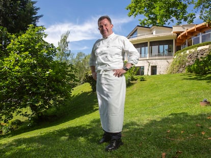 Martín Berasategui posa el día 3 de mayo delante del restaurante de Lasarte-Oria (Gipuzkoa) que lleva su nombre.