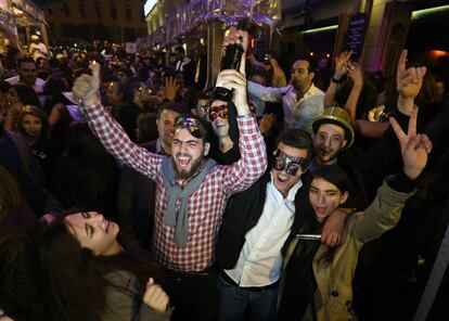 Libaneses celebran la llegada de 2015 en el centro de Beirut.