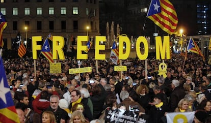 Decenas de personas protestan en la plaza de Catalunya de Barcelona.